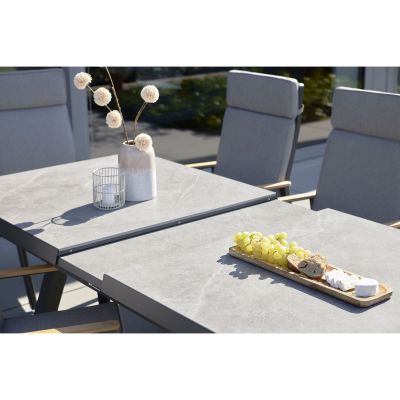 Geschlossene Tischplatte eines Gartentisches mit Dekoration im Außenbereich