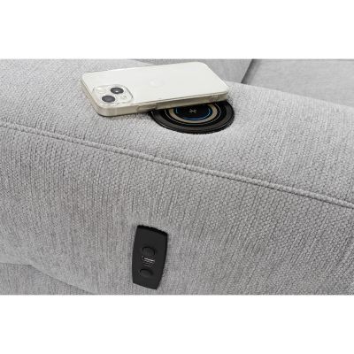 Detailaufnahme eines Sofas mit integriertem USB-Anschluss und kabelloser Smartphone-Ladestation