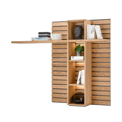 Aufsatzpaneel Musterring Set One Jackson in Eiche teilmassiv mit horizontaler Ablage, offenen Regalfächern und Lamellenoptik. Die integrierte LED-Beleuchtung in den Regalfächern ist eingeschaltet.