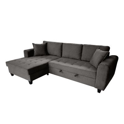 Freigestellte Eckcouch in Grau mit gepolsterten Armlehnen, gestepptem Sitzbereich, linker Ottomane, drei Rückenkissen und zwei Zierkissen