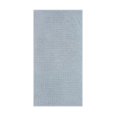 Duschtuch in der Farbe Sturmblau, flach auf weißem Hintergrund gezeigt; die fein geometrisch strukturierte Oberfläche ist über die gesamte Fläche sichtbar.