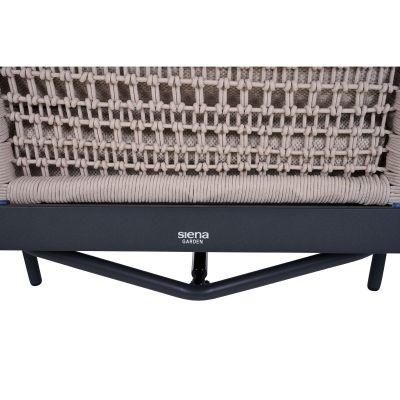 Rückseite des Sofas mit geflochtenem Seilgeflecht, schwarzem Metallgestell und sichtbarem Markenlogo „Siena Garden“.