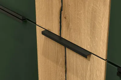 Detailansicht eines Küchenschranks der Decker Bergamo Küche in Holz und Tannengrün mit schwarzen Griffen.