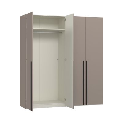 Viertüriger Kleiderschrank mit links geöffneter Tür und sichtbarem Innenraum mit Stauraumaufteilung