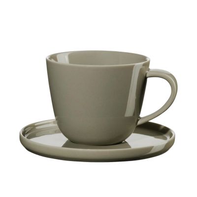 Freigestellt auf hellem Hintergrund: Kaffeetasse mit Unterteller der Serie Coppa, Farbe Grün.