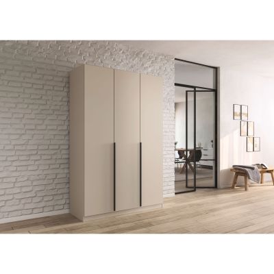 Champagnerfarbener 3-türiger Kleiderschrank mit Griffleisten in moderner Wohnumgebung mit Holzfußboden und heller Wand