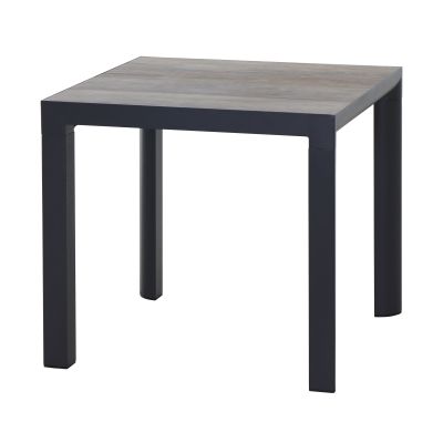 Ein quadratischer Tisch mit dunklem Gestell und einer Tischplatte in Holzoptik, von schräg oben fotografiert.