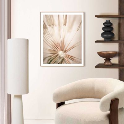 Das Wandbild „Dandelion Heart“ in Beige, 40 × 50 cm, hängt in einem eingerichteten Wohnraum und zeigt die Größenwirkung an der Wand.