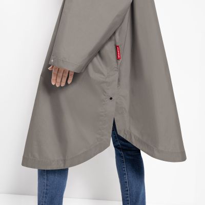 Seitliches Detail des grauen Reisenthel Regenponchos mit Druckknopfverschluss
