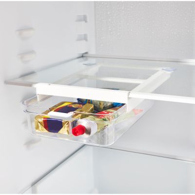 Transparente Kühlschrankschublade mit Lebensmitteln unter einer Glasablage im Kühlschrank