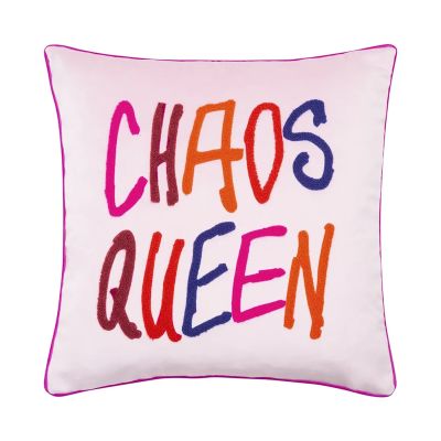 Helle Kissenhülle Letters, 40 × 40 cm, mit großem mehrfarbigem Schriftzug „CHAOS QUEEN“ und pinker Paspel.