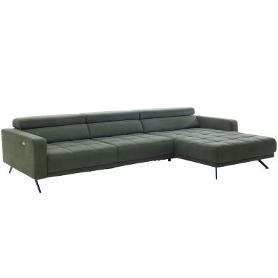 schräg fotografiertes grünes Ecksofa Interliving 4303 mit linker Recamiere, gesteppter Sitzfläche und schwarzen Metallfüßen