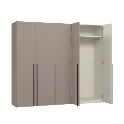 Fünftüriger Kleiderschrank mit rechts geöffneter Tür und sichtbarem Innenraum mit Stauraumaufteilung