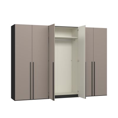 Sechstüriger Kleiderschrank mit geöffneter mittlerer Drehtür und sichtbarer Innenaufteilung