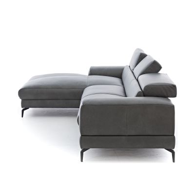 Dunkelgraues Ecksofa mit langer Ottomane und hochgestellten verstellbaren Kopfstützen von der Seite