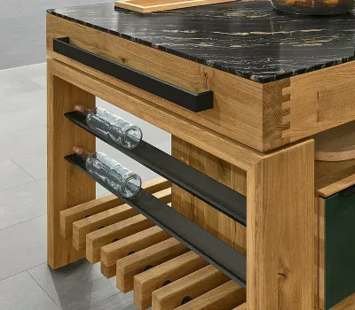Seitliche Flaschenhalterungen an der Kücheninsel der Decker Bergamo Massivholzküche.