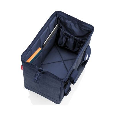 Geöffnete dunkelblaue Reisenthel Reisetasche mit Innenfächern für Tablet und Zubehör