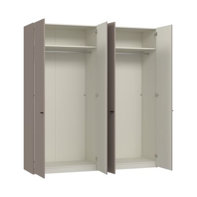 Kleiderschrank mit zwei geöffneten Drehtüren und Innenaufteilung mit Einlegeböden und Kleiderstangen