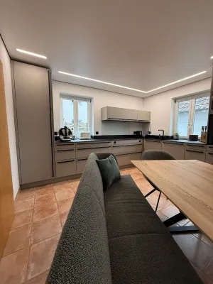 Sitzbank, Dining-Gruppe und Küche im Referenzprojekt Familie H.