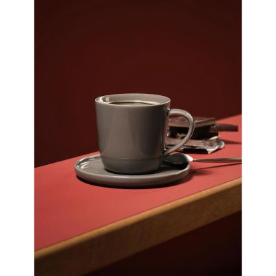 Kaffeetasse mit Unterteller der Serie Coppa, Farbe Braun in einer gedeckten Tischszene mit weiterem Geschirr.