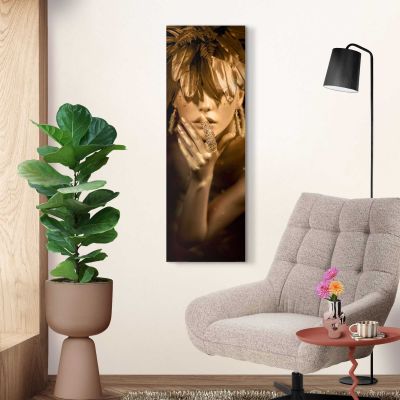 Das Wandbild „Golden Lady“ in Gold, 30 × 90 cm, hängt in einem eingerichteten Wohnraum und zeigt die Größenwirkung an der Wand.