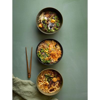 Buddha Bowl der Serie Coppa, Farbe Grün in einer gedeckten Tischszene mit weiterem Geschirr.