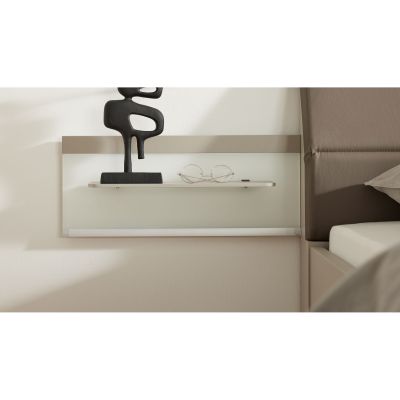 Wandpaneel Interliving 1032 neben dem Bett montiert, mit dekorativer Figur und Brille auf der Ablagefläche