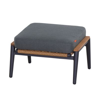Diagonal aufgenommener Hocker mit Polyrattan-Elementen, Holzdetails und dunkelgrauem Sitzkissen