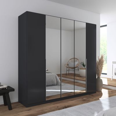 Grau-Metallicer Kleiderschrank mit Spiegeltüren in einem hellen Schlafzimmer mit Holzfußboden und moderner Einrichtung