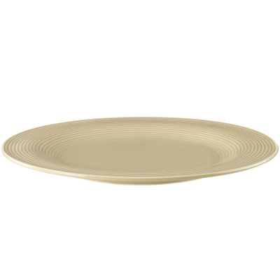 Teller in Sandbeige; schräge Ansicht von vorn. Sichtbare Gestaltung: rund, flach und fein geriffelt.