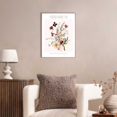 Das Wandbild „Herbarium“ in Mehrfarbig, 30 × 40 cm, hängt in einem eingerichteten Wohnraum und zeigt die Größenwirkung an der Wand.