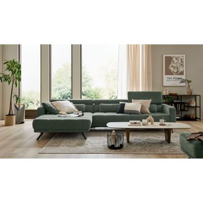 Dunkelgrüne Polstergarnitur mit Longchair in einem modern eingerichteten Wohnzimmer