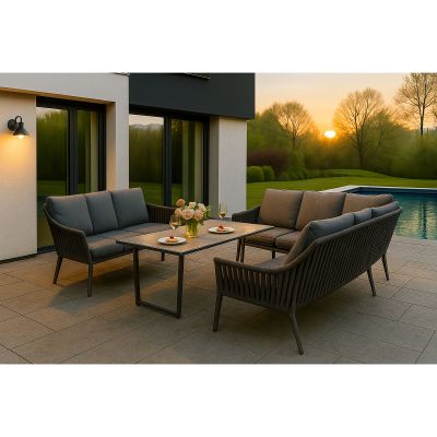 Ecklounge mit Tisch und Sitzmöbeln auf einer Terrasse im Außenbereich