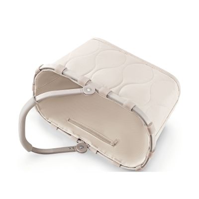 Kleiner Einkaufskorb von Reisenthel, Modell Carrybag XS, in hellem Steinbeige mit Steppstruktur, seitlich zusammengeklappt dargestellt