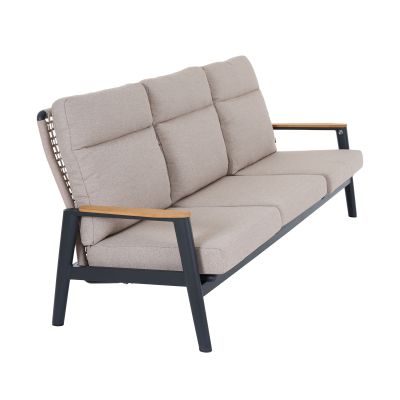 Schräg seitliche Ansicht eines Sofas mit drei Sitzplätzen, beigen Polstern, schwarzem Gestell und Holz-Armlehnen.