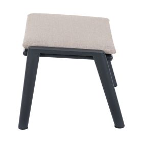 Leicht schräge Ansicht eines Hockers mit hellbeigem Sitzpolster auf dunklem Aluminiumgestell, minimalistisches Design.