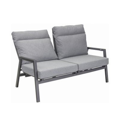 Gartensofa mit Armlehnen und Polsterauflagen in schräger Ansicht vor weißem Hintergrund