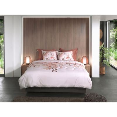Bettwäsche Pioggia in Natural, 135 x 200 cm: bezogenes Bett in seitlicher Schlafzimmerszene mit zarten rosafarbenen und braunen Blättern und Blüten.