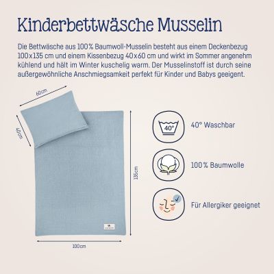 Hellblaue Musselin-Kinderbettwäsche mit Maßangaben und Icons zu Waschbarkeit, Material und Allergikerfreundlichkeit