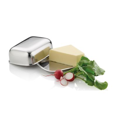 Silberfarbene Butterdose mit angehobenem Deckel neben einem Butterstück Radieschen und frischen Kräutern
