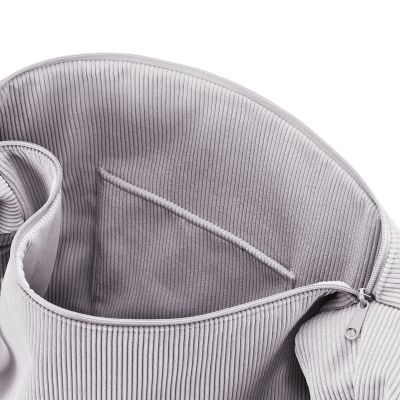 Offene Reisenthel Schultertasche aus Cord mit Innenfach und Reißverschluss im Detail