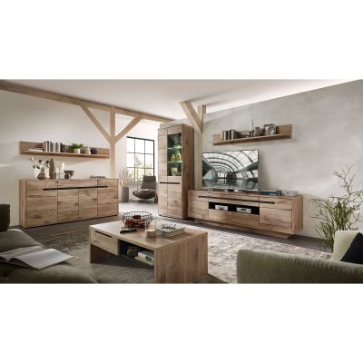 Ein Wohnzimmer mit einem Sideboard links, einer Vitrine und einem TV-Lowboard rechts sowie einem Couchtisch in der Mitte. Regale und Dekoration stehen an den Wänden.