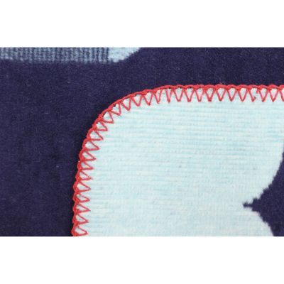 Detail der Babydecke Little Rocket mit hellblauem Motiv, dunkelblauer Fläche und roter Ziernaht am Rand.