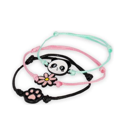 Drei Armbänder mit Panda- und Blumenanhängern, als Gruppe in Nahansicht zusammengelegt dargestellt.