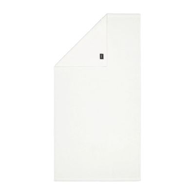 Duschtuch in der Farbe Weiß mit umgeschlagener Ecke; Rückseite, Saum und kleines Textiletikett sind auf weißem Hintergrund sichtbar.