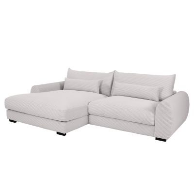 Schrägansicht des weißen Ecksofas mit breiter Ottomane links, weichen Sitzkissen, losen Rückenkissen und schwarzen Kunststofffüßen in Wenge schwarz