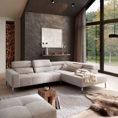 Ecksofa mit Ottomane in moderner Wohnraumszene mit Teppich und großen Fenstern