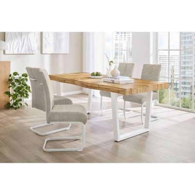 Helles Esszimmer mit beigen Freischwinger-Stühlen aus Cordstoff und Tisch mit massiver Holzplatte.