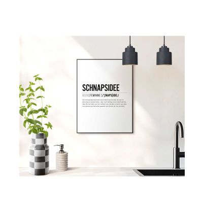 Das Wandbild „Schnapsidee“ in Schwarz-Weiß, 30 × 40 cm, hängt in einem eingerichteten Wohnraum und zeigt die Größenwirkung an der Wand.