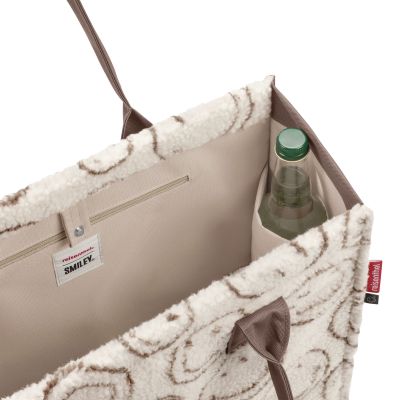 Shopper von Reisenthel, Modell Daily Shopper, in Creme und Braun mit Smiley-Muster aus Teddyfleece, Nahaufnahme des Innenfachs mit Flaschenhalter